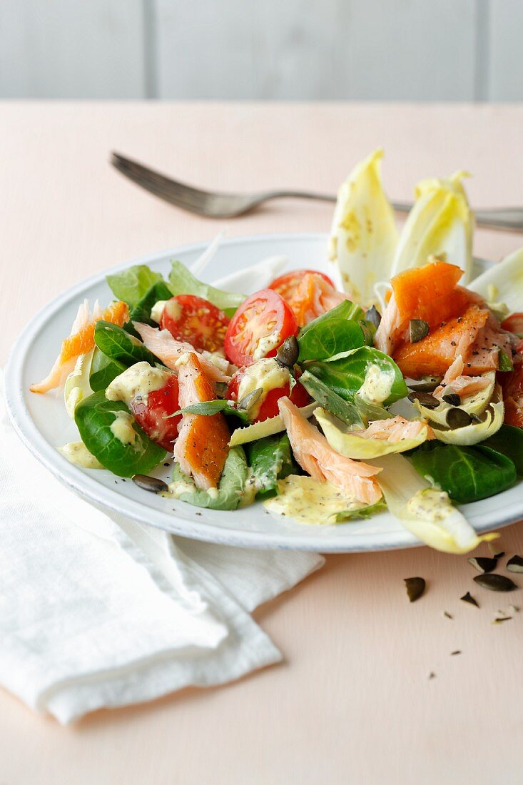 Chicory salad with smoked salmon and cherry tomatoes (simple glyx)