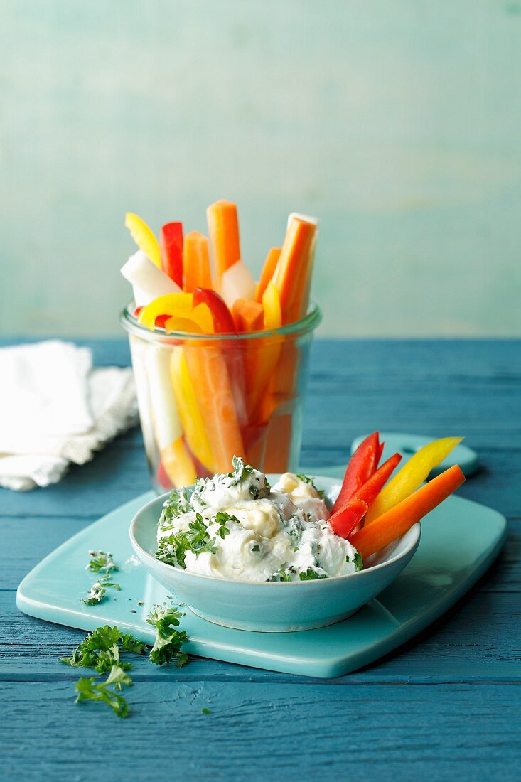 Vegetable sticks with a parsley, almond and quark dip (simply glyx)