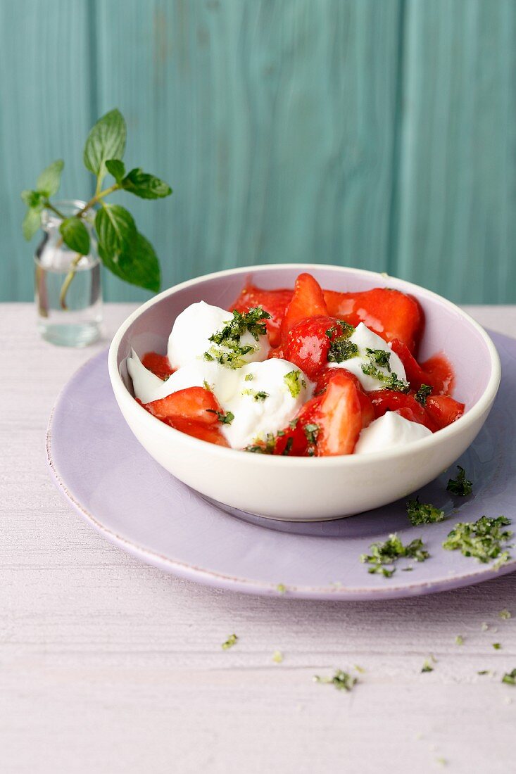Erdbeeren mit Limetten-Minze-Crunch und Sojasahne (Simple Glyx)