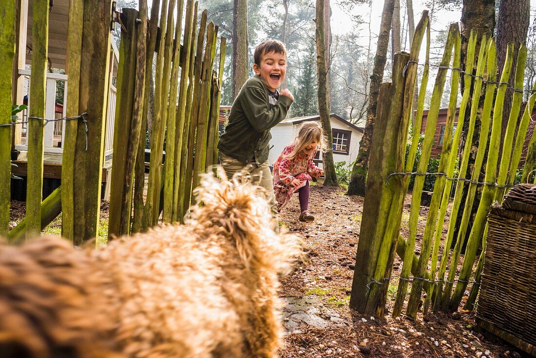 Kinder spielen im Garten