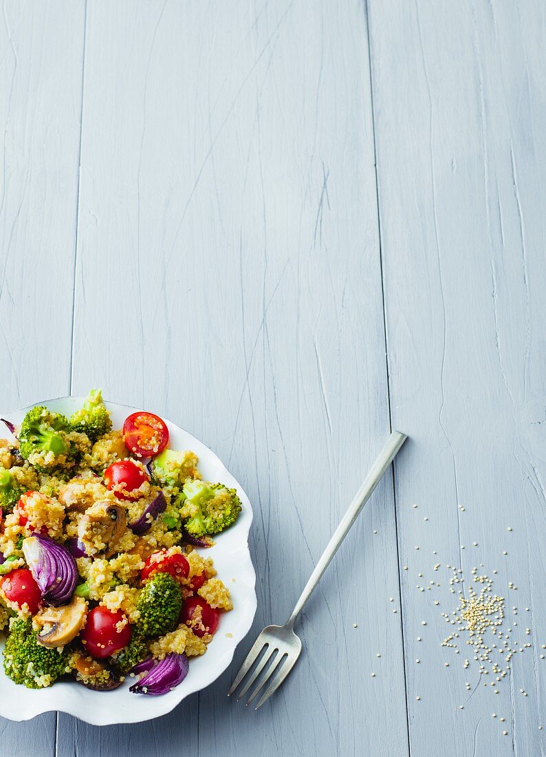 Vegane Buddha Bowl mit Quinoa & Tahini-Dressing