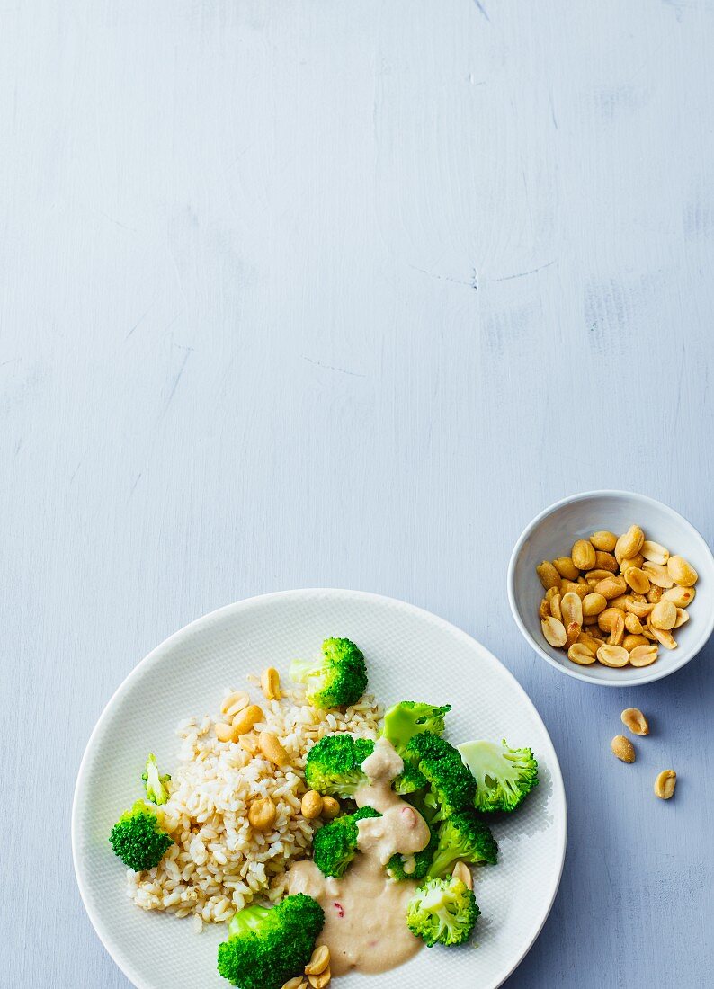 Veganer Reis mit Brokkoli & Erdnusssauce