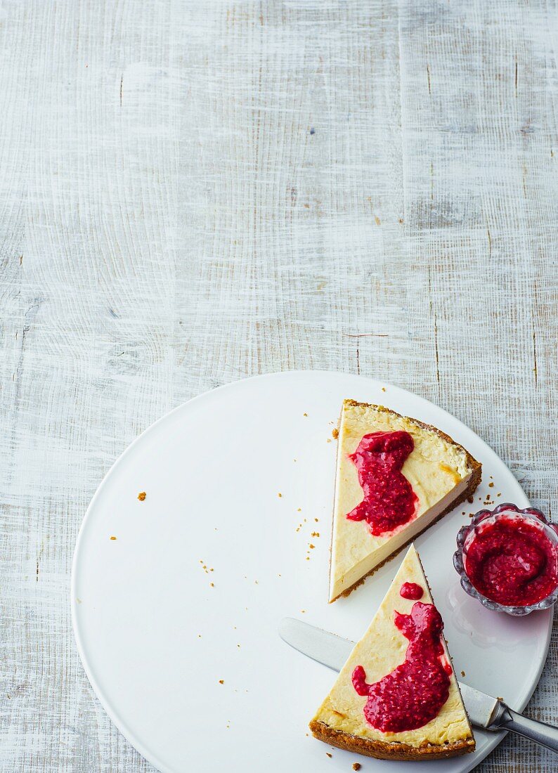 New York cheesecake with raspberry chia jam