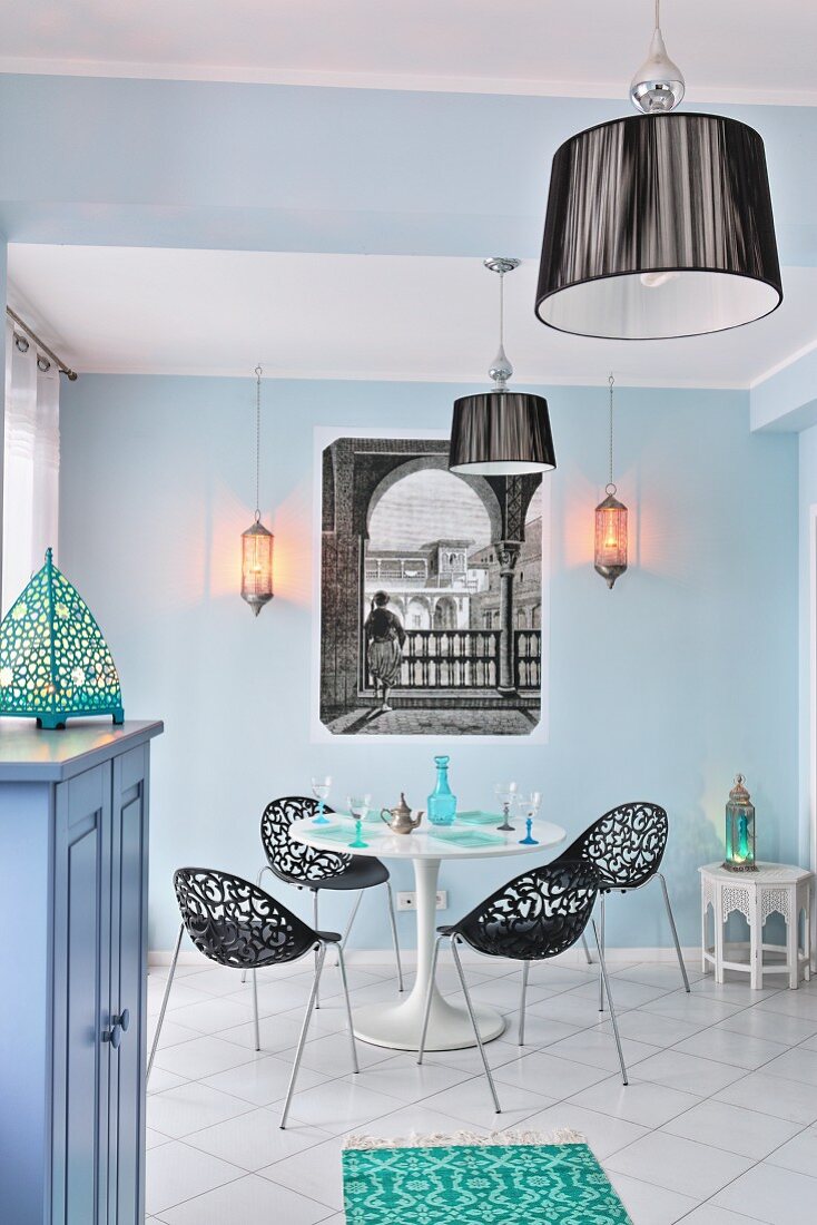 Mixture of modern and Oriental elements in dining room