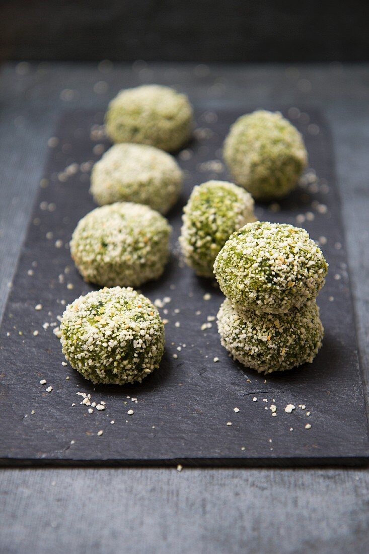 Spinach and chickpea dumplings with sesame seeds