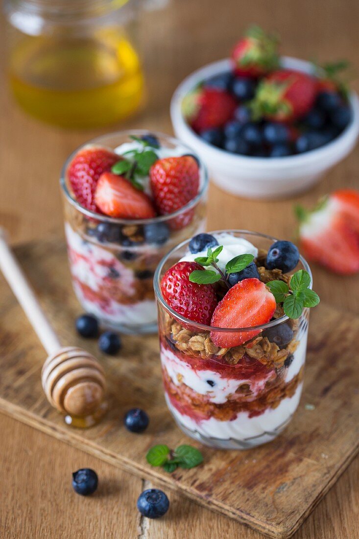 Yoghurt parfait with cereals, strawberries and blueberries