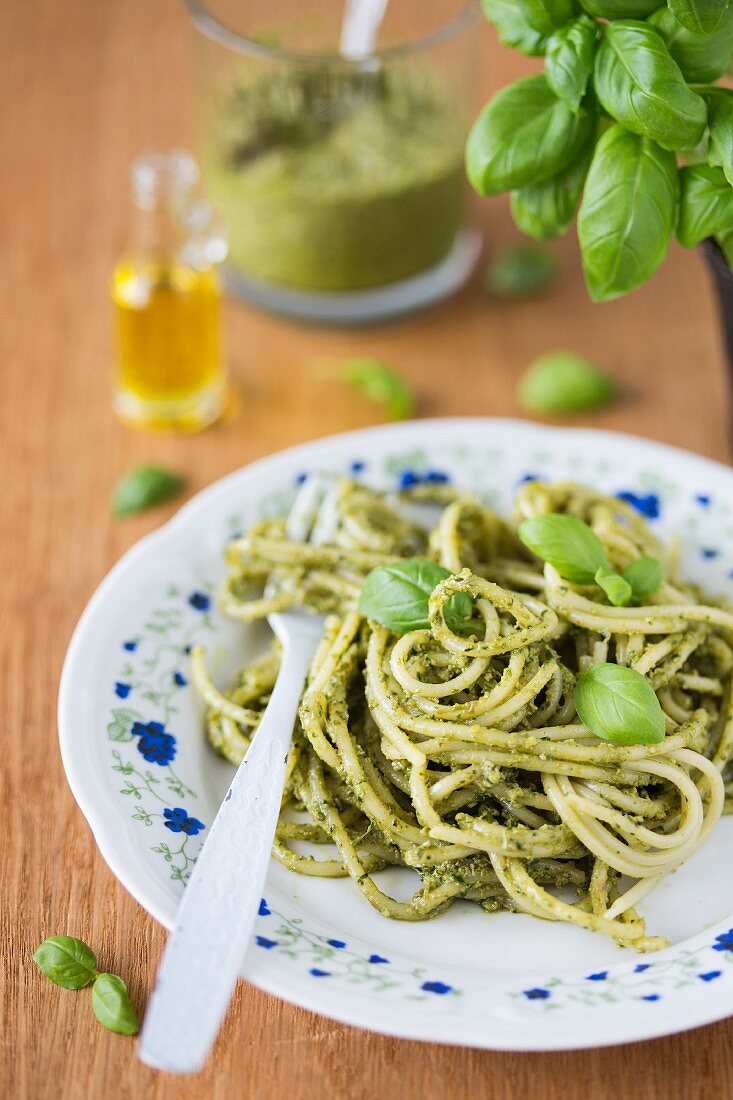 Spaghetti mit Basilikumpesto