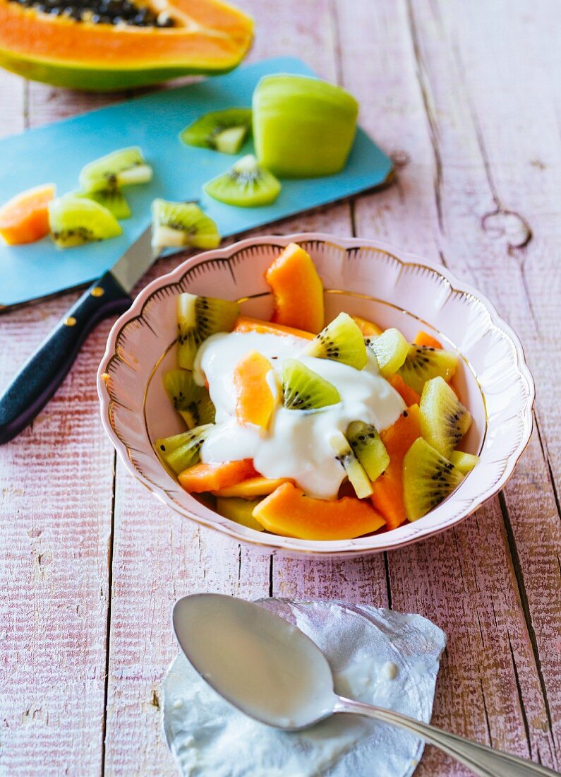 Papaya und Kiwi mit Sojajoghurt und Agavendicksaft