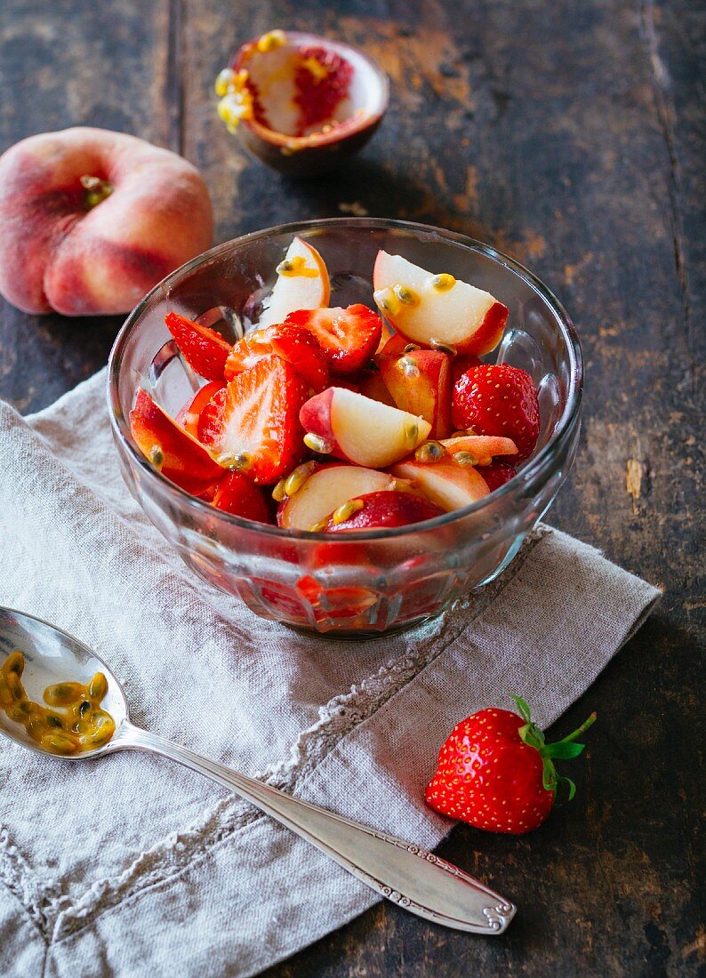Strawberry and peach salad with passion fruit sauce