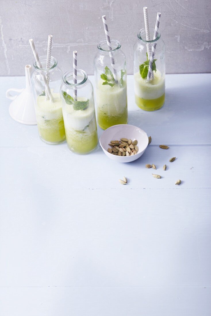 Mint and pineapple smoothies with cardamom and coconut water