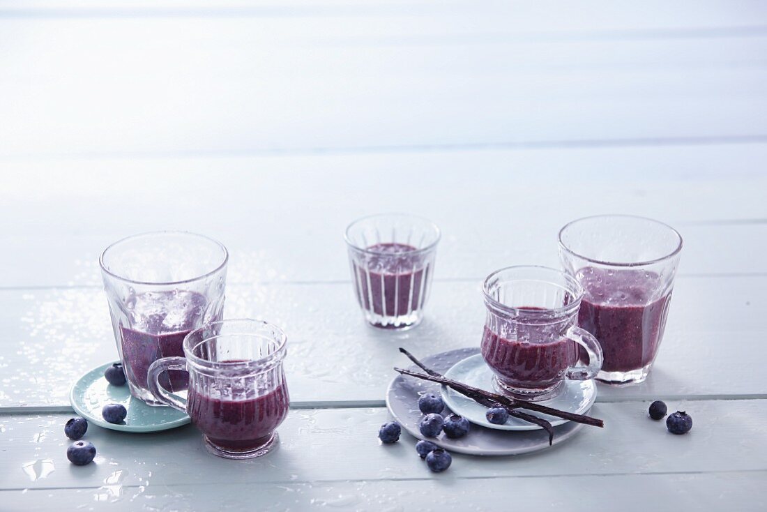 Banana and blueberry smoothies with dates and vanilla