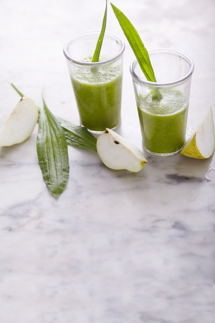 Pear and celery smoothie with spinach and plantain