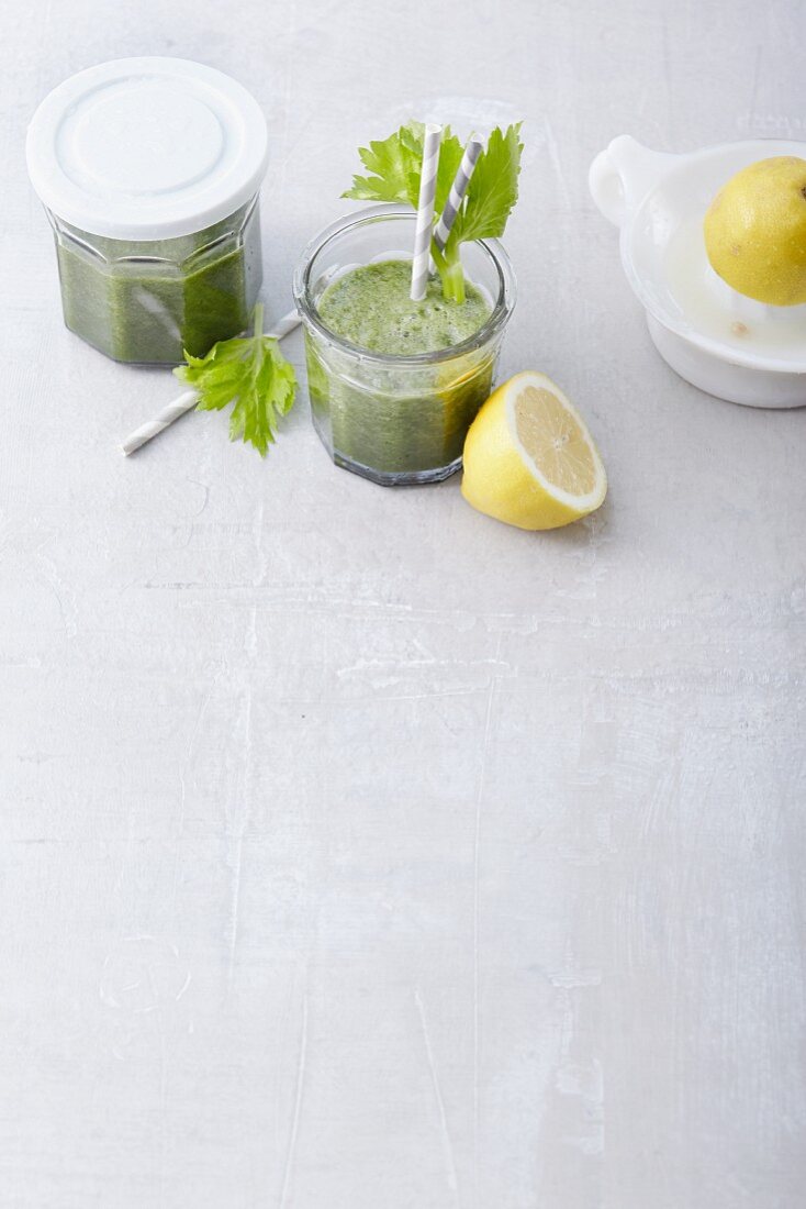 Spinach and celery smoothies with charcoal and lemons
