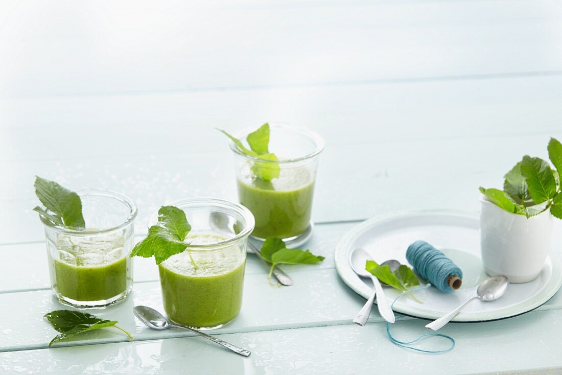 Spinach smoothies with pigweeds and fruit