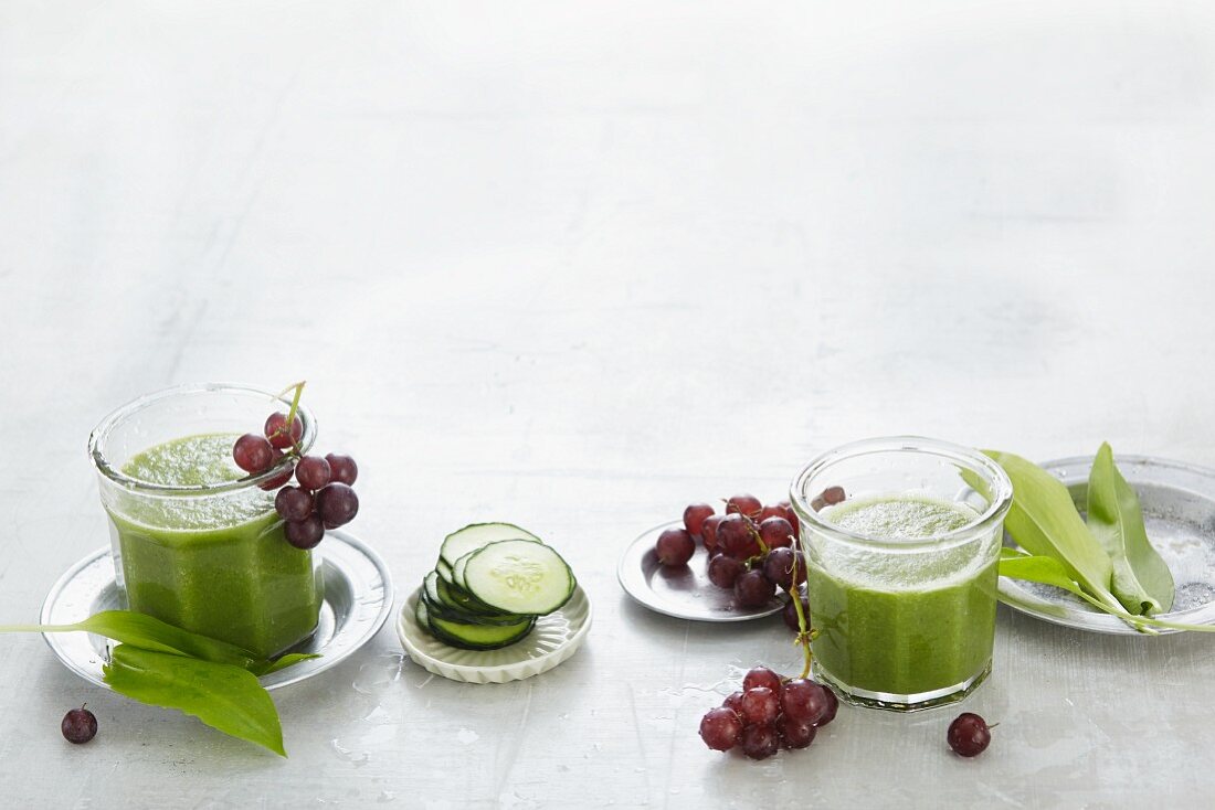 Cucumber and wild garlic smoothie with grapes