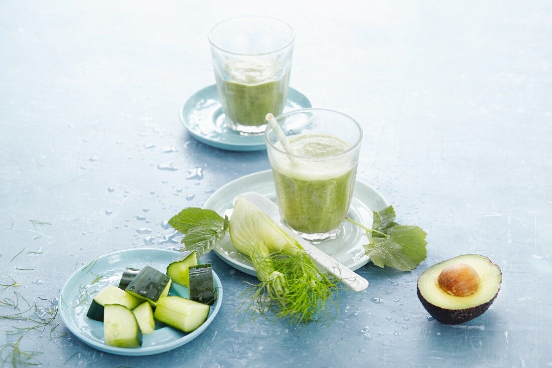 Gurken-Fenchelsmoothie mit Avocado und Giersch