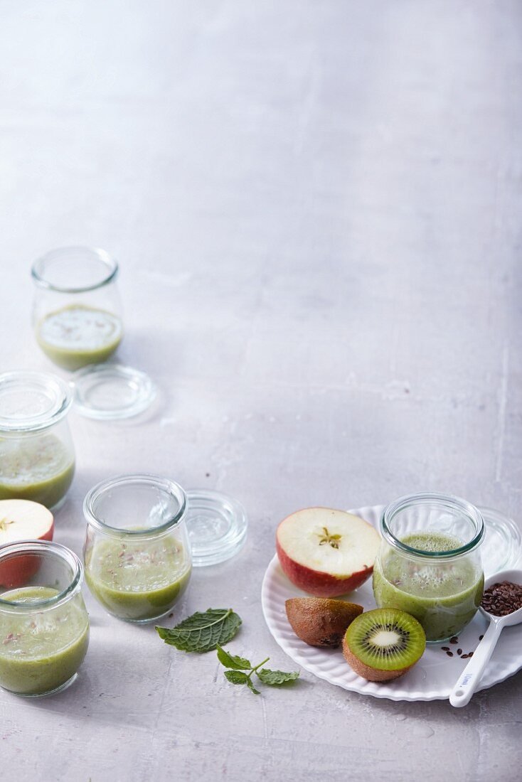 Apple and kiwi smoothies with mint and flaxseeds