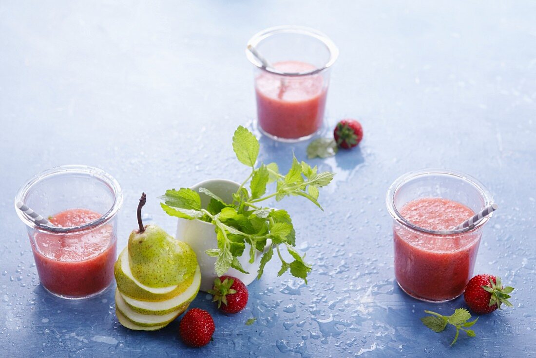 Erdbeersmoothie mit Birnen, Zitronenmelisse und Vanille