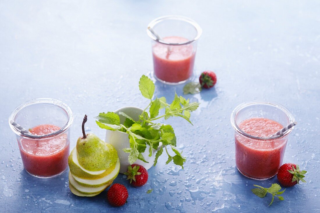 Strawberry smoothies with pears, lemon balm and vanilla