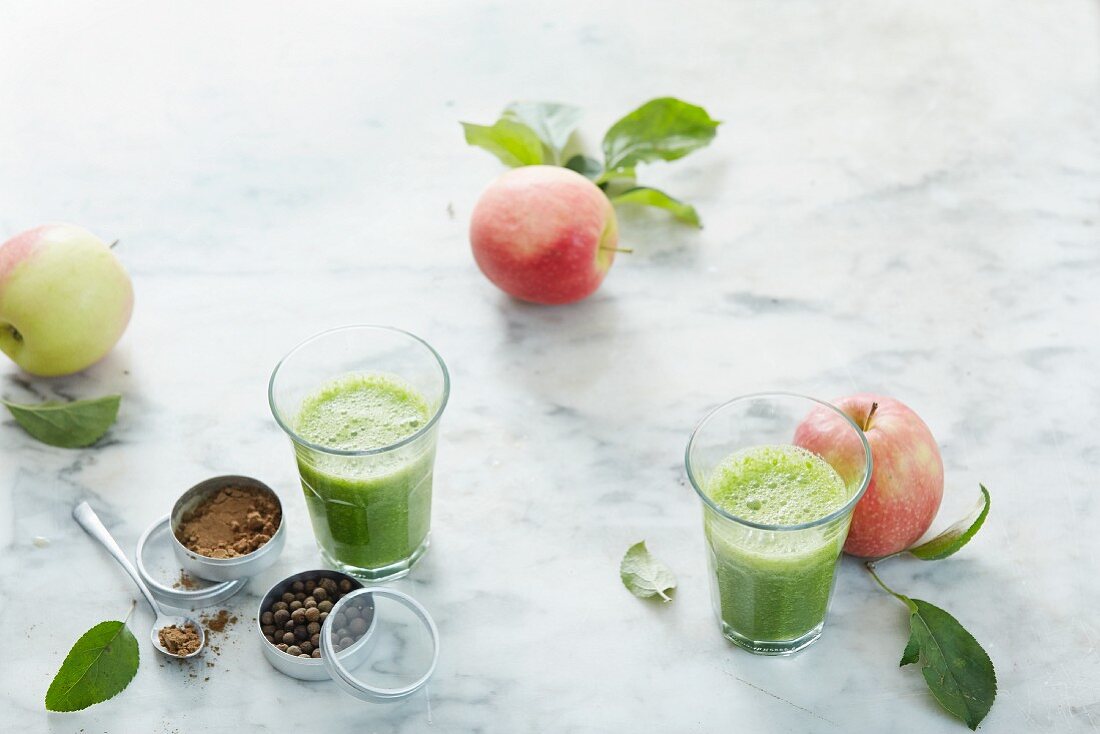 Kale and apple smoothies with allspice