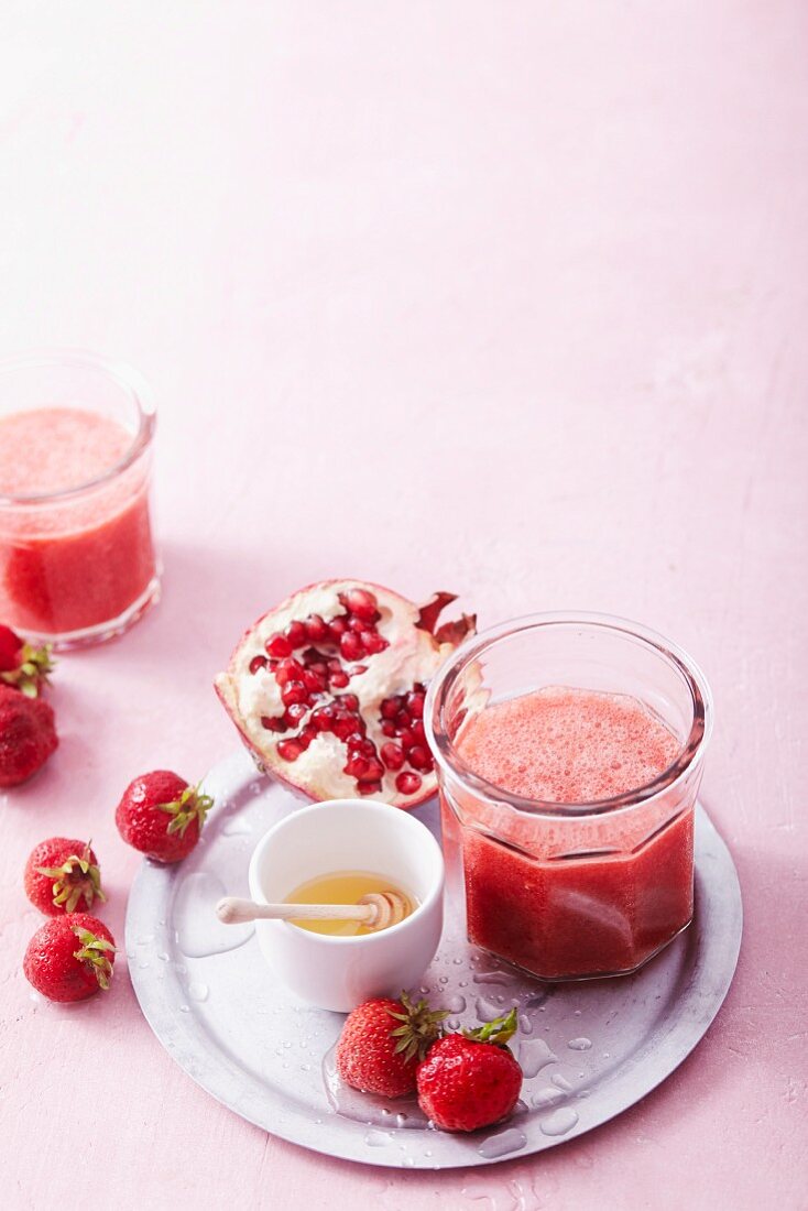 Strawberry and pomegranate smoothies with chilli and agave syrup