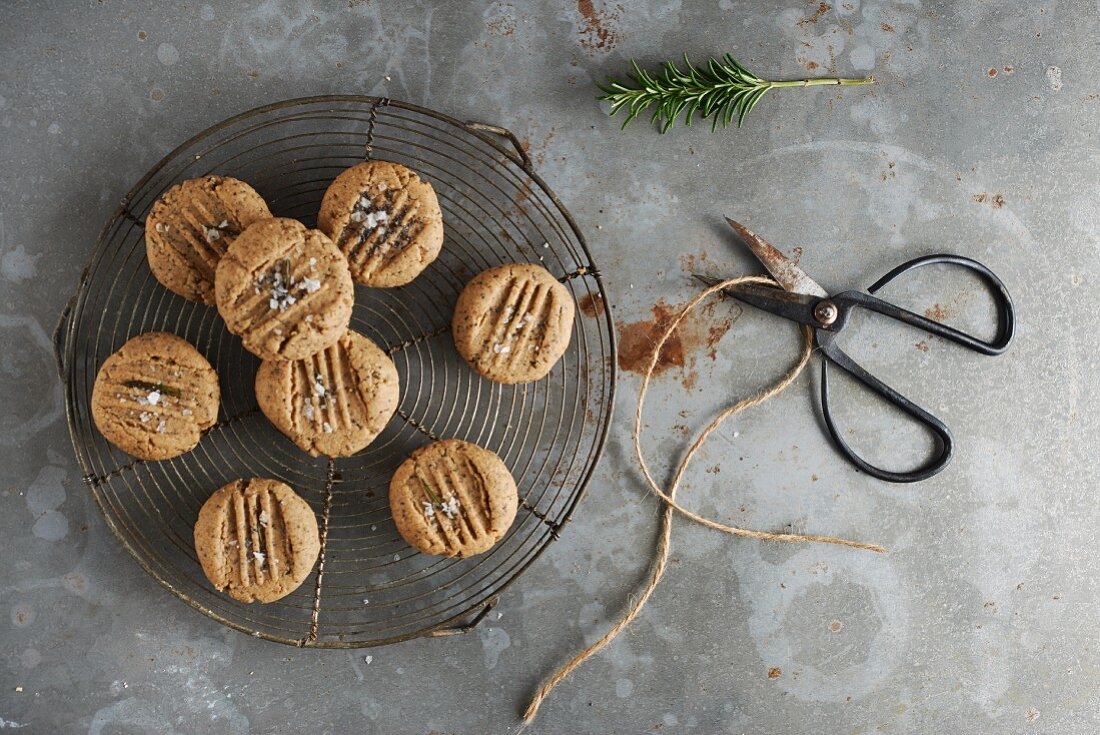 Buchweizen-Cookies mit Erdnussbutter und Rosmarin