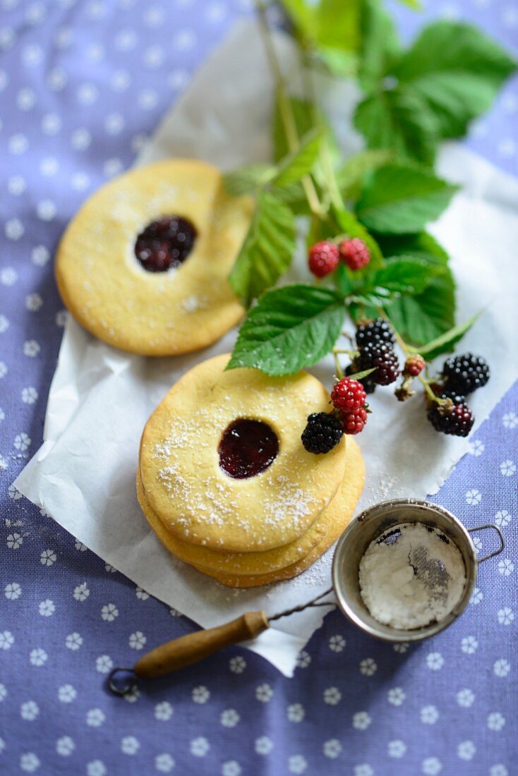 Brombeerkekse mit Marmelade und Puderzucker