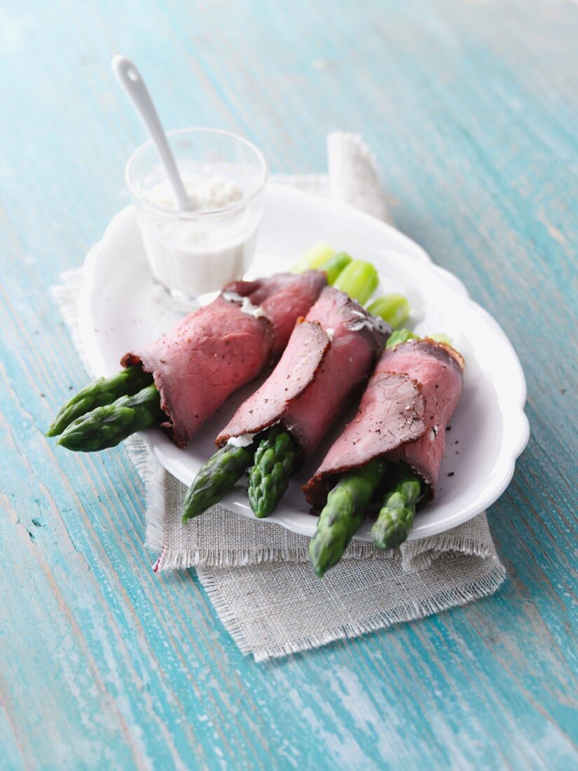 Roast beef rolls with green asparagus and cream cheese
