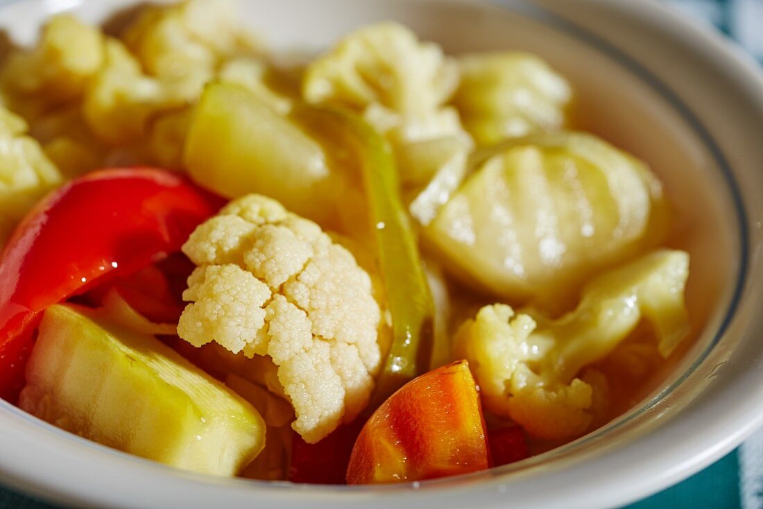 Vegetable salad with cauliflower and pepper