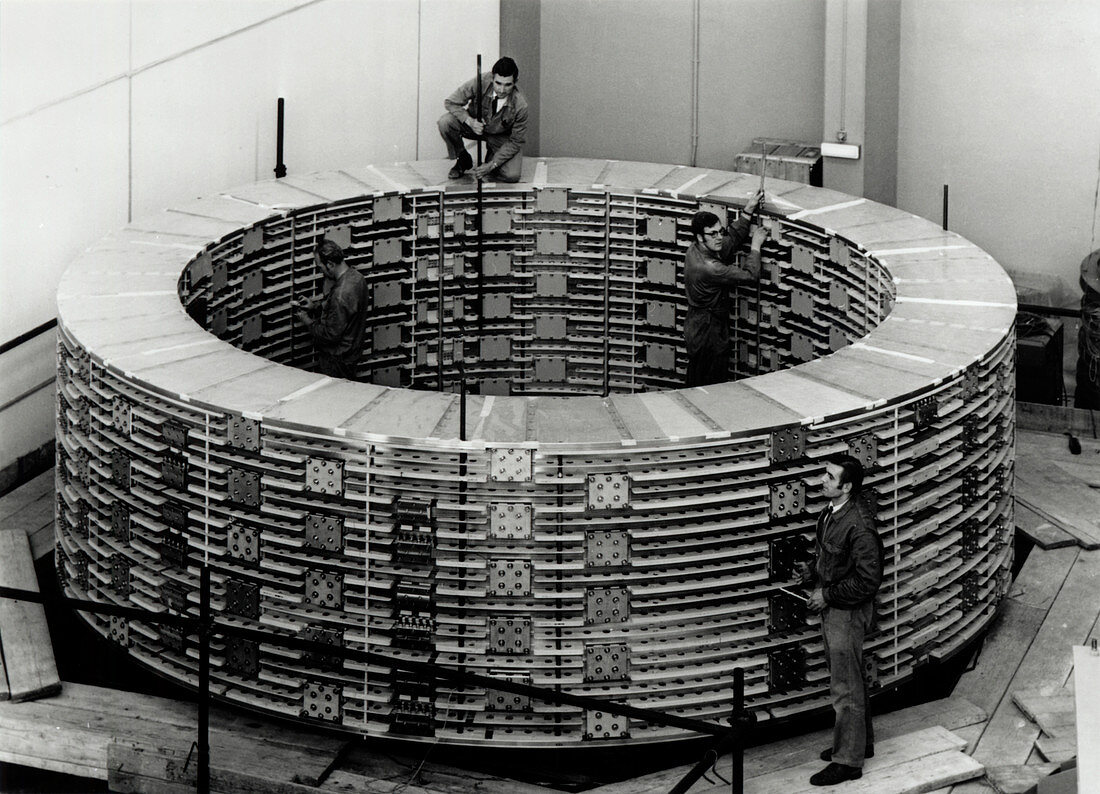 Building CERN detector,1970