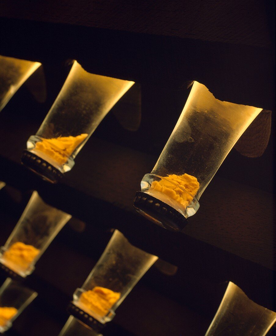Sediment in Champagnerflaschen bei Louis Roederer in Reims