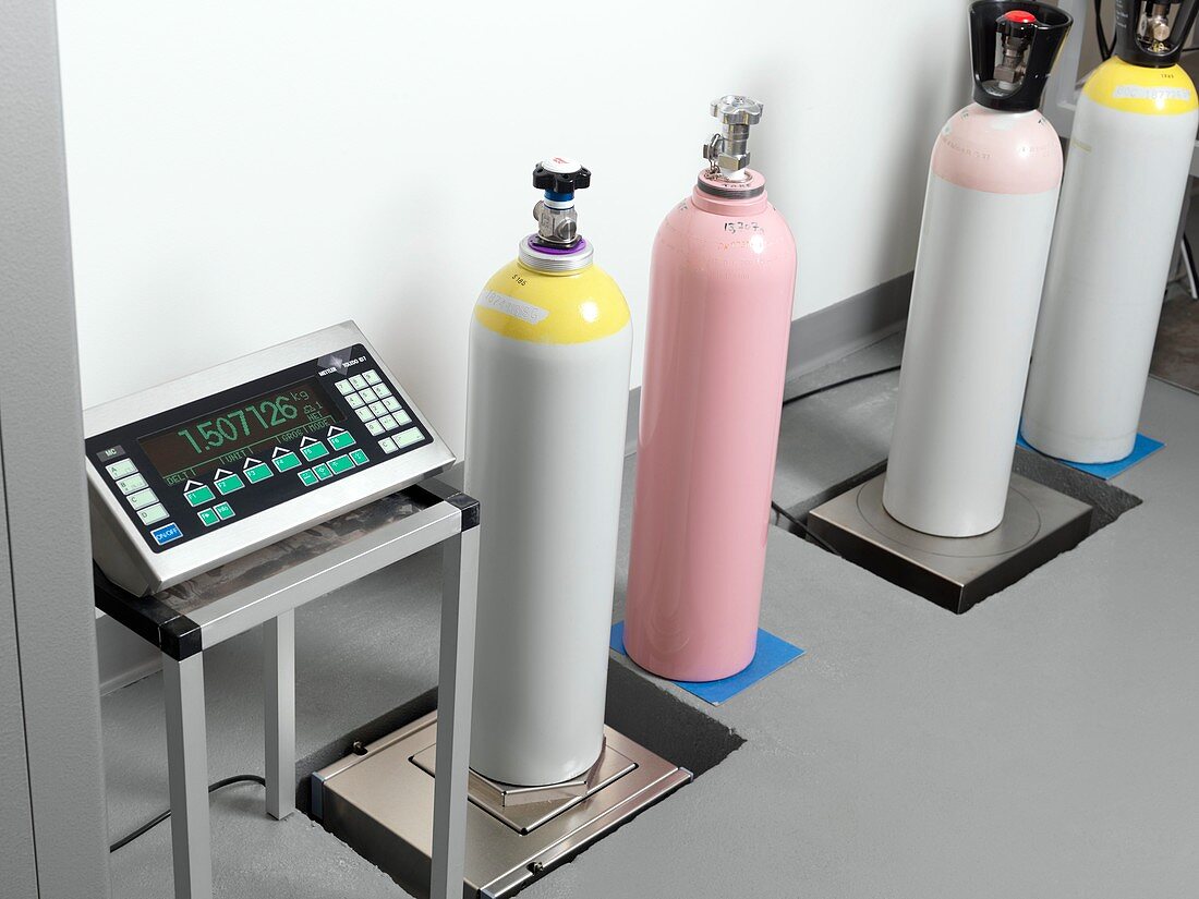 Weighing gas cylinders