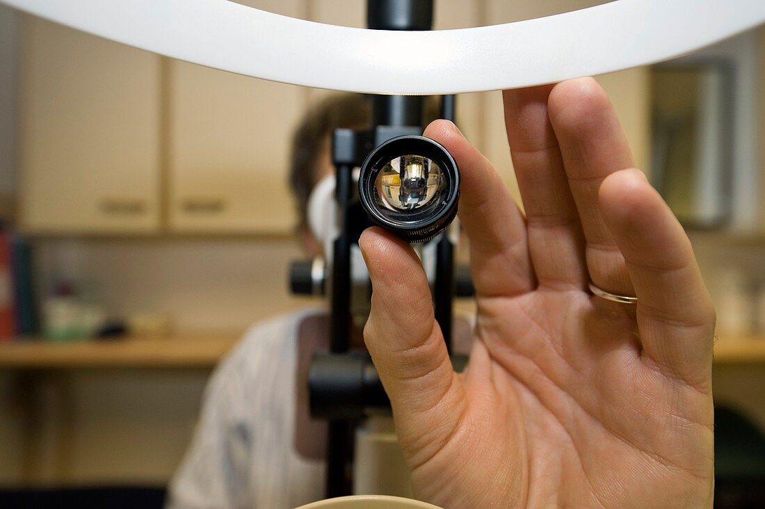 Eye-examination with slit lamp