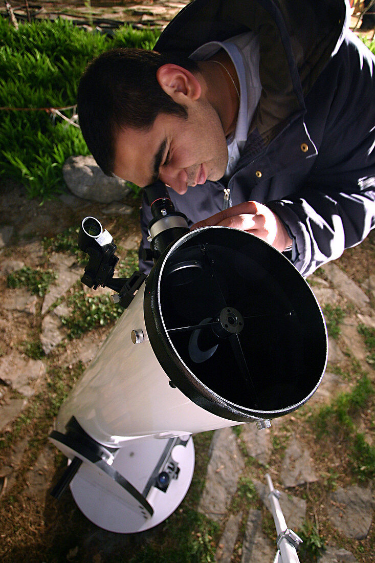 Observer using a Newtonian Telescope