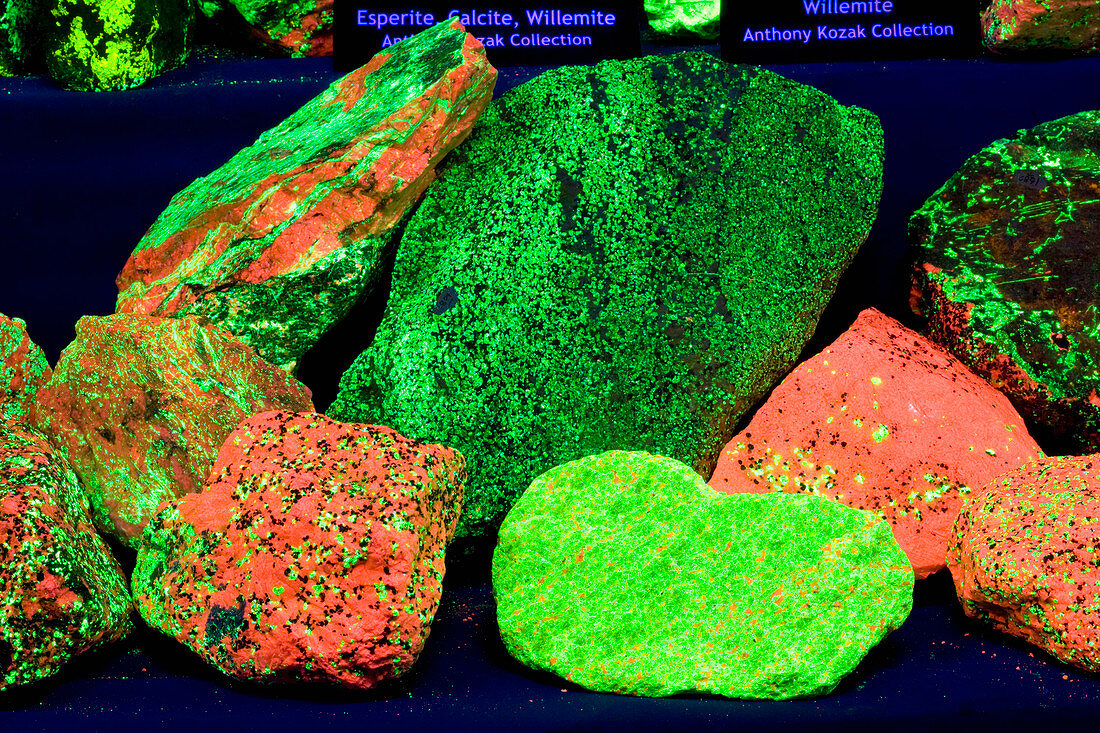 Mixture of fluorescent rocks and minerals