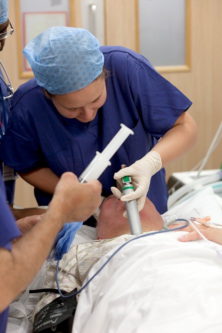 Intubating a patient
