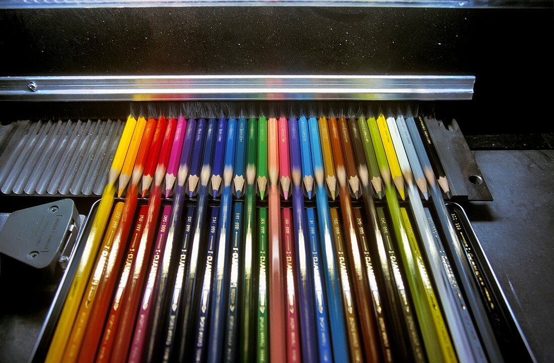 Manufacturing coloured pencils