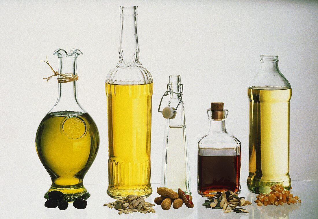 Stillleben mit fünf verschiedenen Ölflaschen