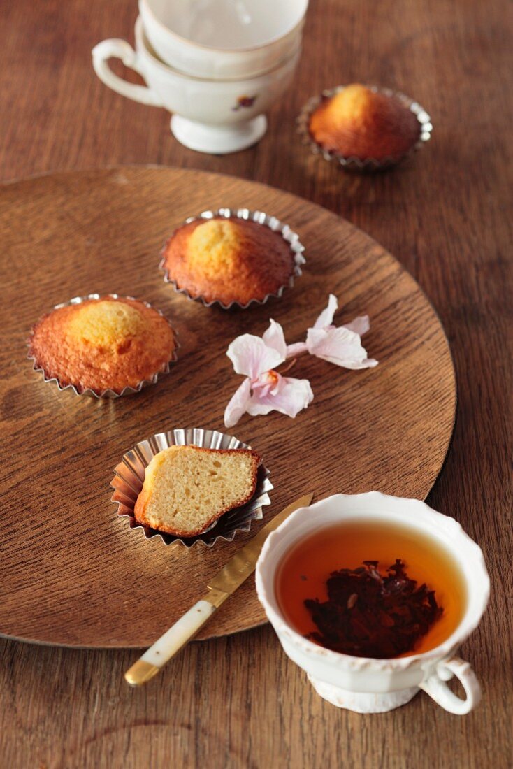 Tea and mini yeast cakes