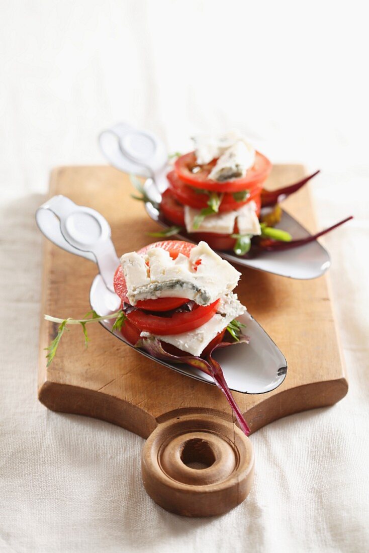 Tomaten-Gorgonzola-Türmchen