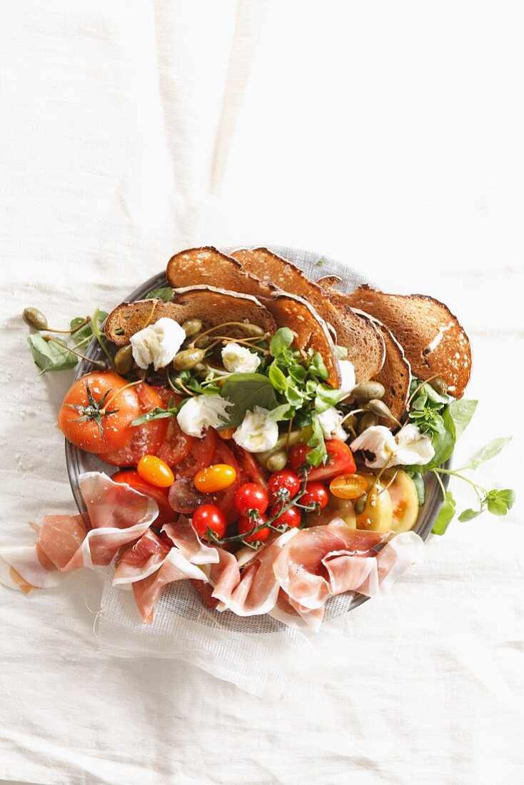 Tomatensalat mit Parmaschinken und knusprigem Brot