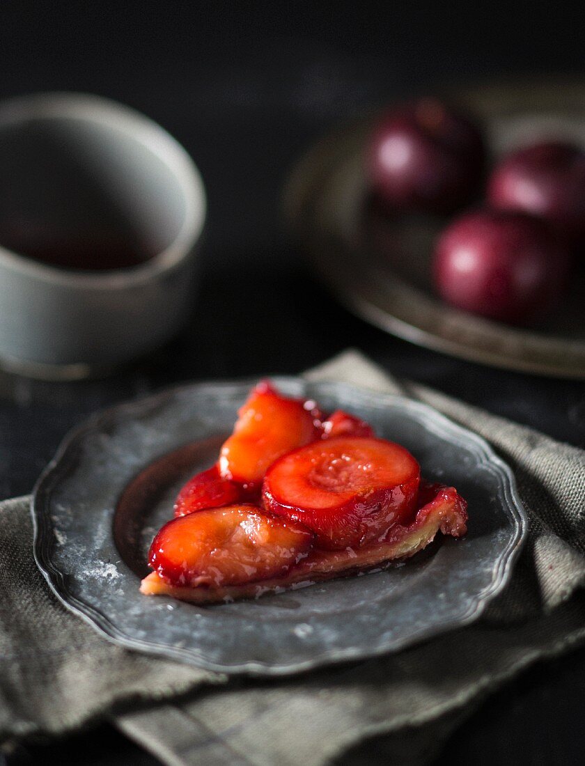 Pflaumen-Tarte Tatin auf einem Zinnteller