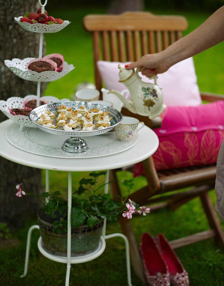 Birnen-Käse-Häppchen mit Walnüssen, Doughnuts und Tee für eine Croquet-Gartenparty