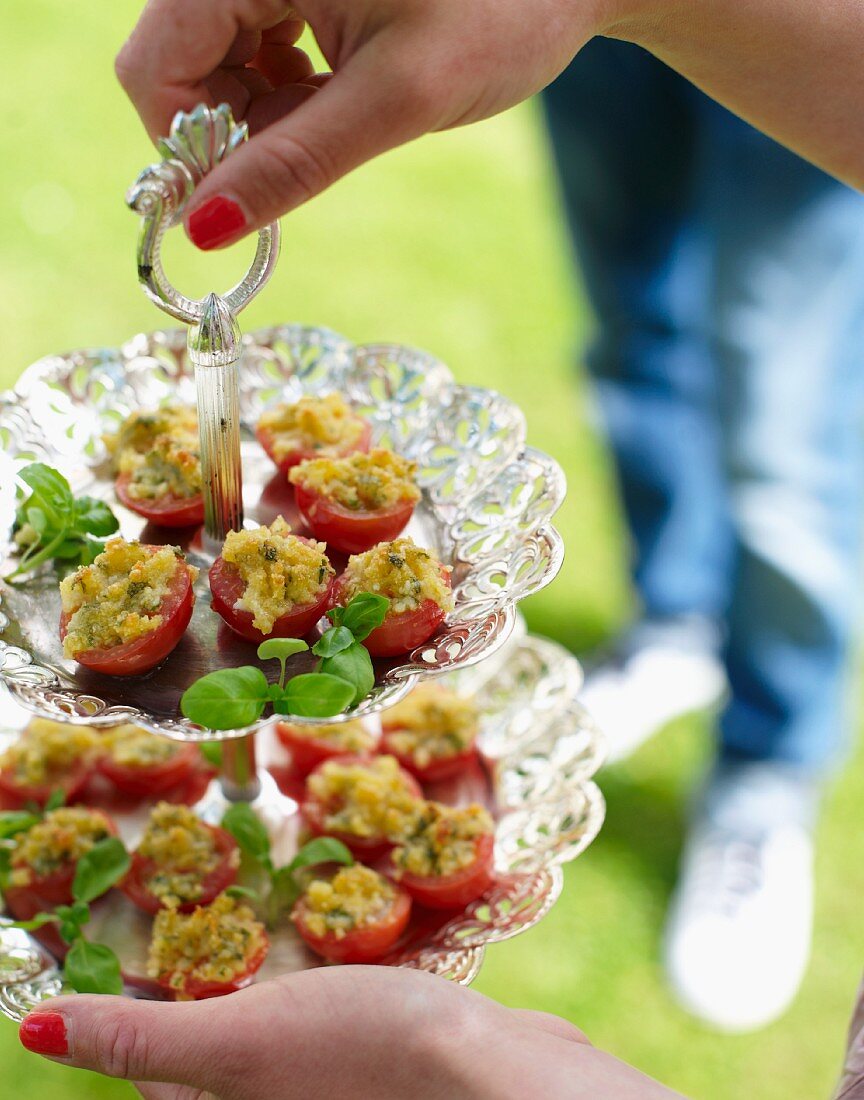 Tomaten mit Semmelbrösel-Kräuter-Füllung für eine Croquet-Gartenparty