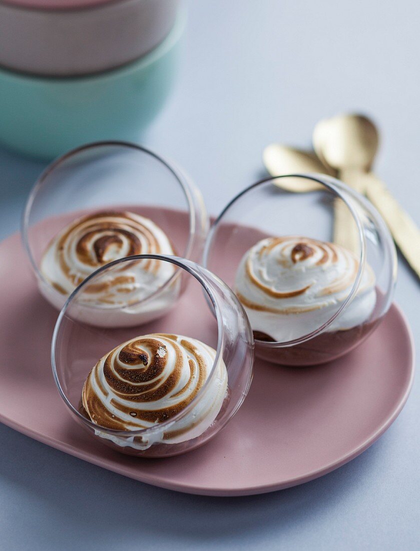 Gratinierte Schokoladenmousse mit Marshmallow-Baiser