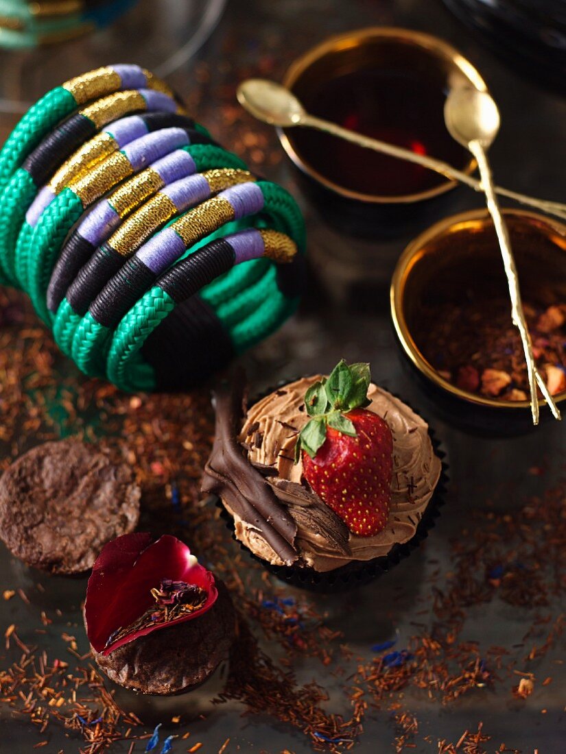 Schokoladen-Cupcake mit Schokoladencreme und Erdbeere