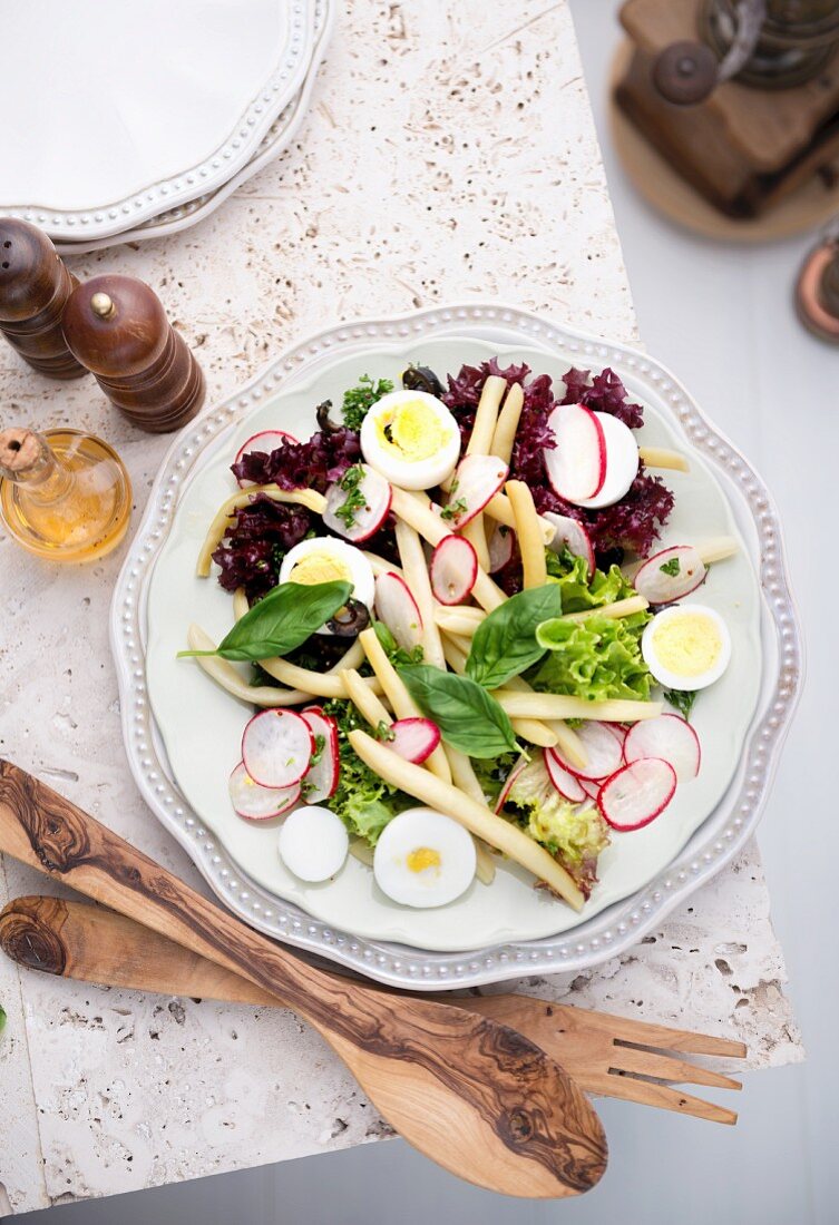 Bohnensalat mit Radieschen und Ei