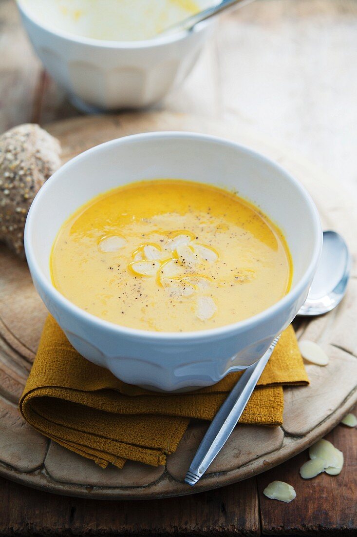 Butternusskürbissuppe mit Mandelblättchen