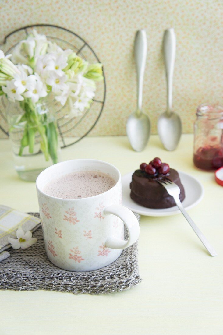 Heiße Schokolade mit Zuckerrübensirup; dazu ein Schokoladentörtchen