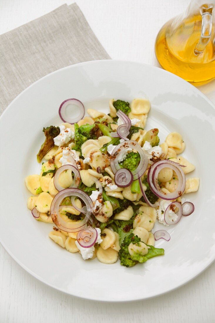 Orecchiette mit Brokkoli und roten Zwiebeln